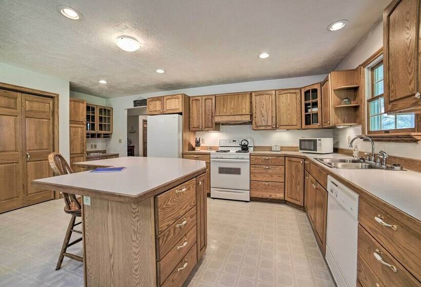 Family Friendly Retreat On Long Noble Lake!