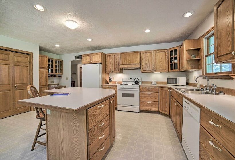 Family Friendly Retreat On Long Noble Lake!