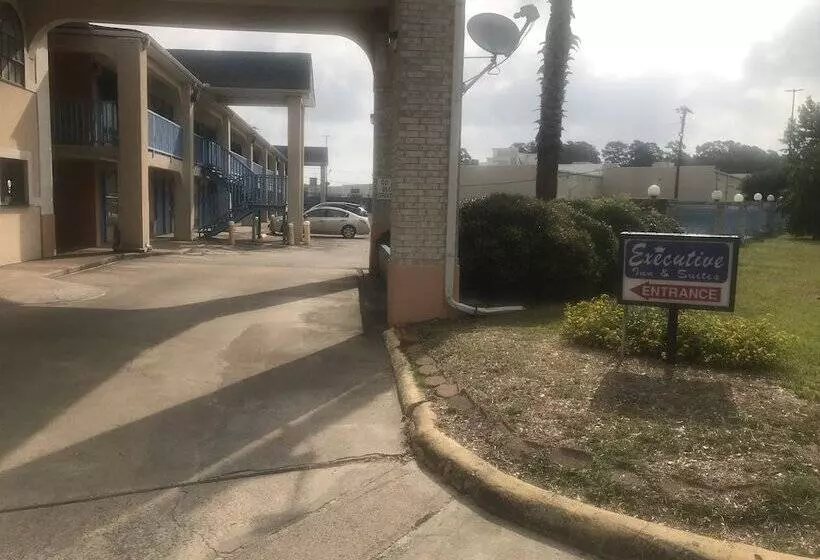 Hotelli Executive Inn & Suites