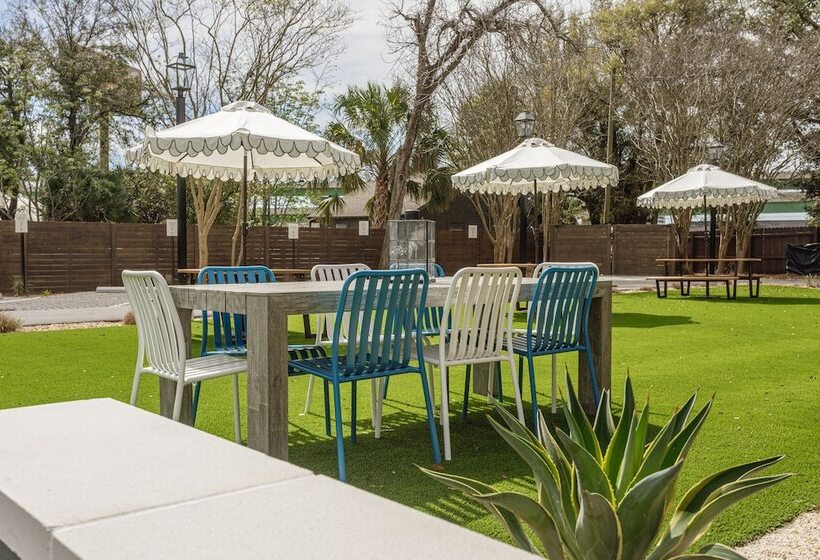 هتل Lily Hall A Boutique