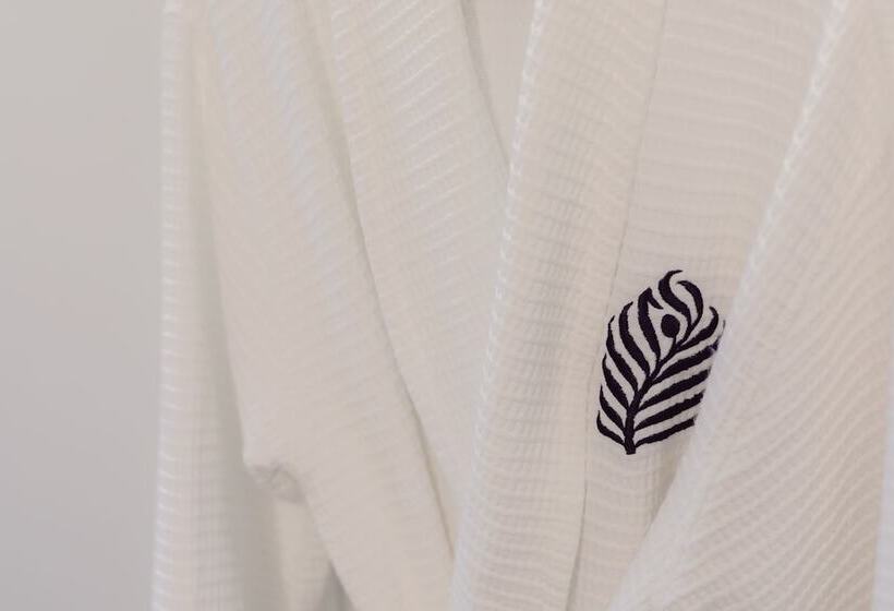 هتل Lily Hall A Boutique