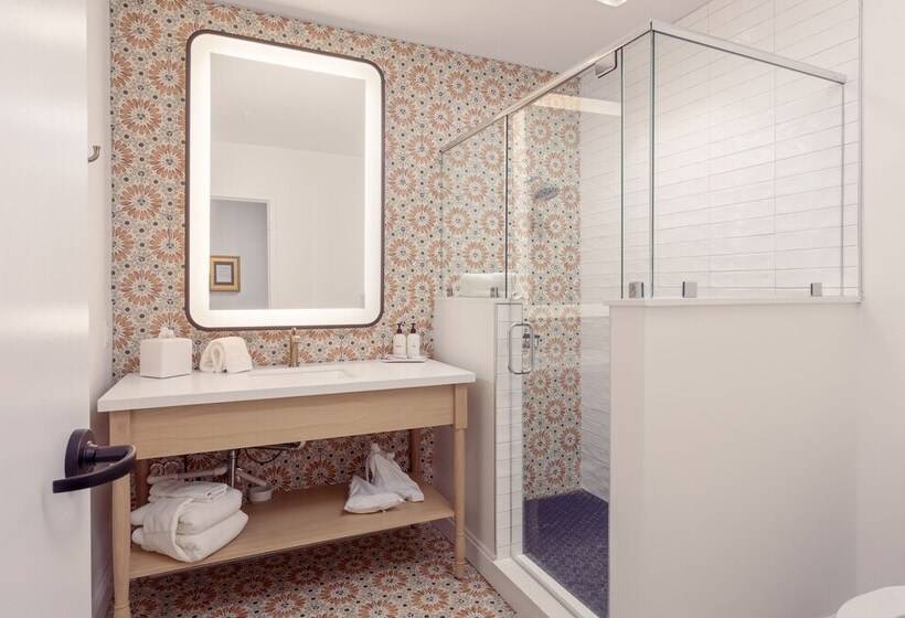 هتل Lily Hall A Boutique