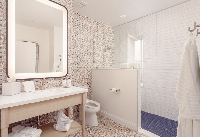 هتل Lily Hall A Boutique