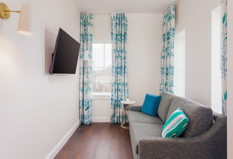 هتل Lily Hall A Boutique