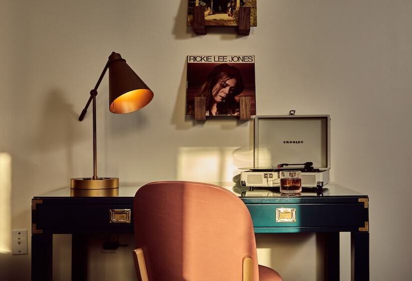 هتل Lily Hall A Boutique