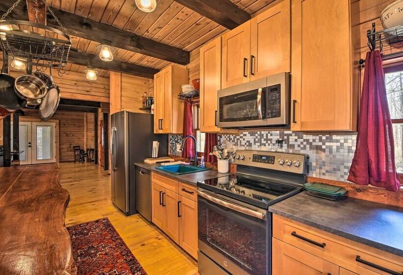 Lake Hartwell Area Cabin W/ Community Pool Access!