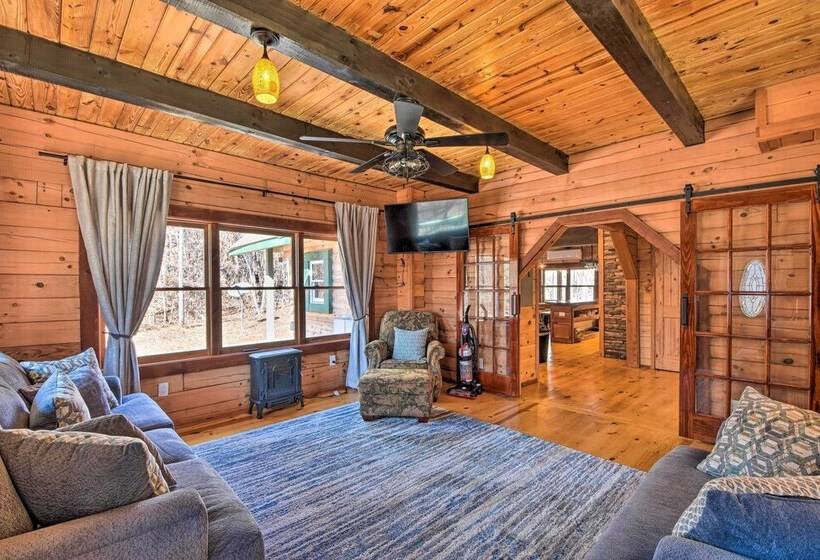 Lake Hartwell Area Cabin W/ Community Pool Access!