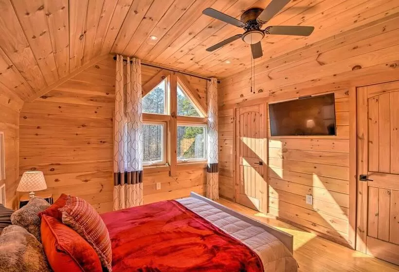 Lake Hartwell Area Cabin W/ Community Pool Access!