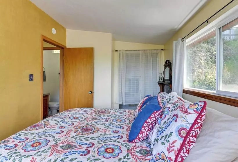 Mckinleyville Getaway W/ Hot Tub & Ocean Views!