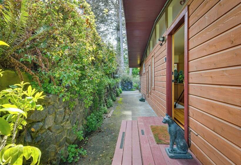 Mckinleyville Getaway W/ Hot Tub & Ocean Views!