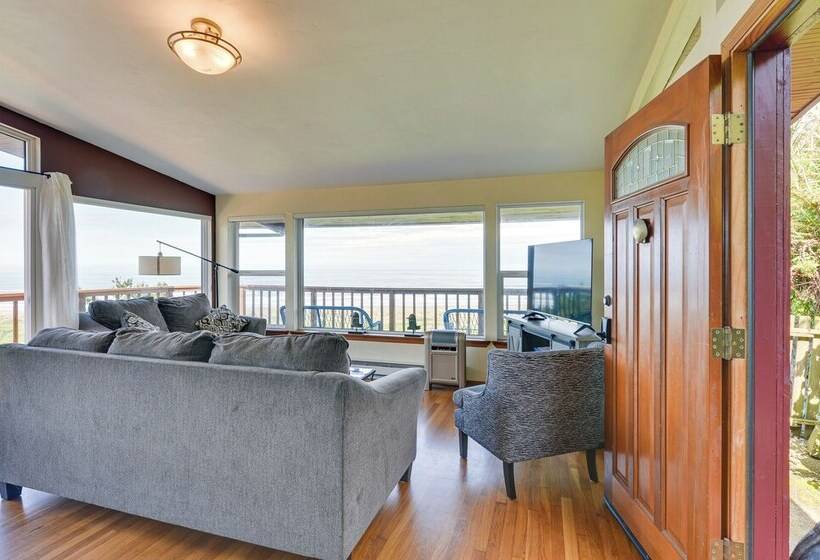 Mckinleyville Getaway W/ Hot Tub & Ocean Views!