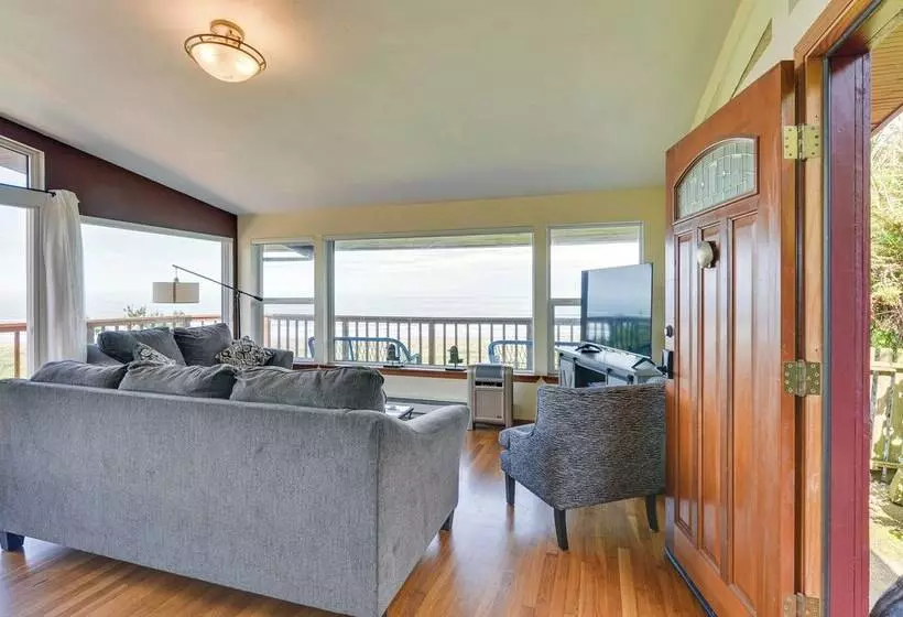 Mckinleyville Getaway W/ Hot Tub & Ocean Views!