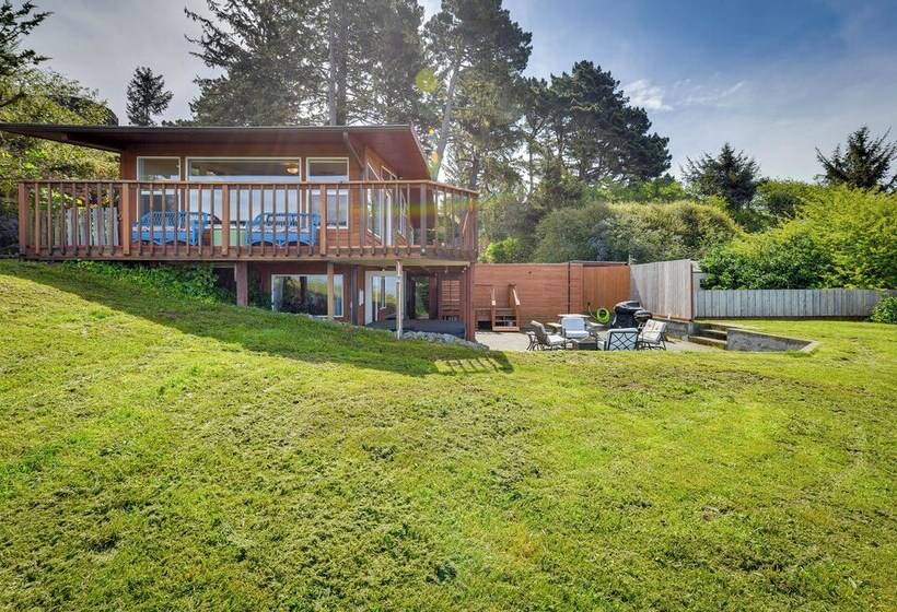 Mckinleyville Getaway W/ Hot Tub & Ocean Views!