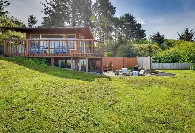 Mckinleyville Getaway W/ Hot Tub & Ocean Views!
