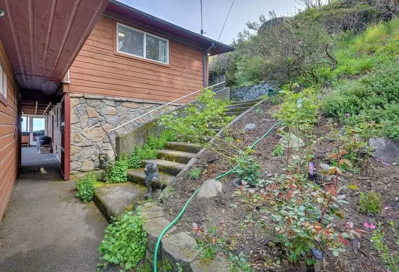 Mckinleyville Getaway W/ Hot Tub & Ocean Views!