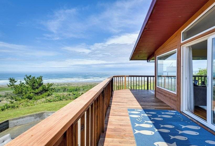 Mckinleyville Getaway W/ Hot Tub & Ocean Views!