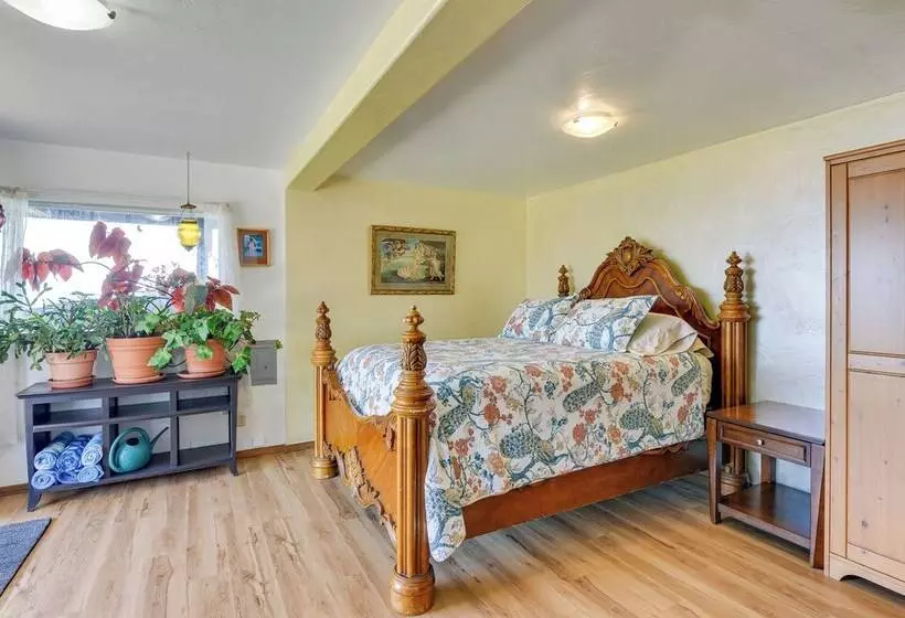 Mckinleyville Getaway W/ Hot Tub & Ocean Views!