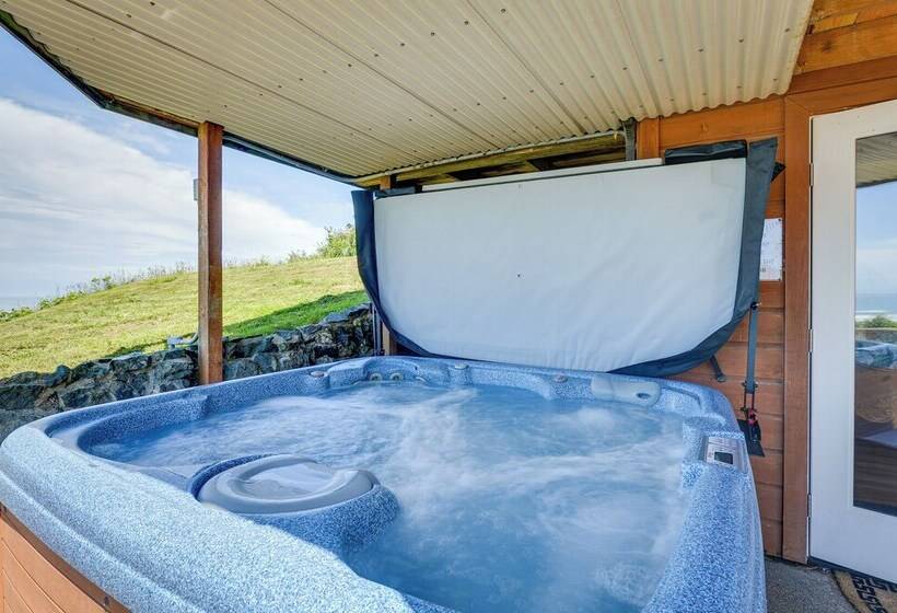 Mckinleyville Getaway W/ Hot Tub & Ocean Views!