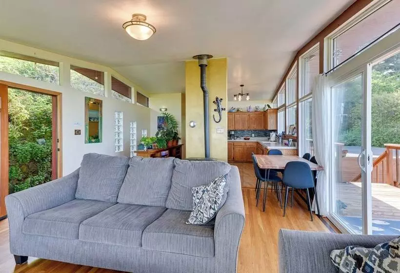 Mckinleyville Getaway W/ Hot Tub & Ocean Views!