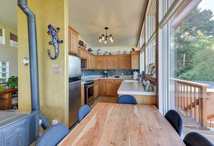 Mckinleyville Getaway W/ Hot Tub & Ocean Views!