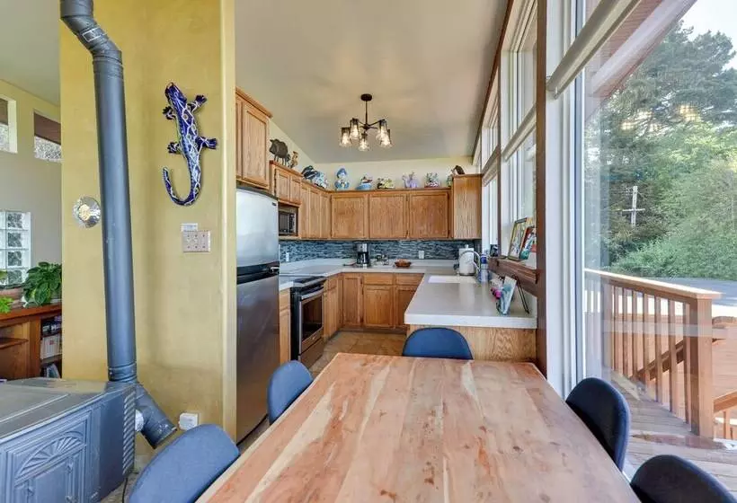 Mckinleyville Getaway W/ Hot Tub & Ocean Views!