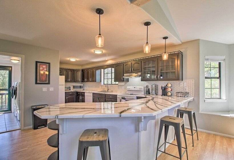 Modern Show Low Retreat W/ Deck & Mtn Views!