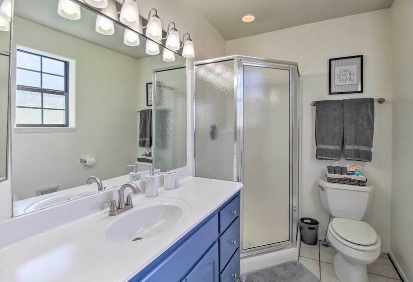 Modern Show Low Retreat W/ Deck & Mtn Views!