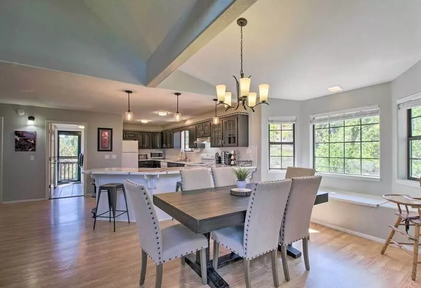 Modern Show Low Retreat W/ Deck & Mtn Views!