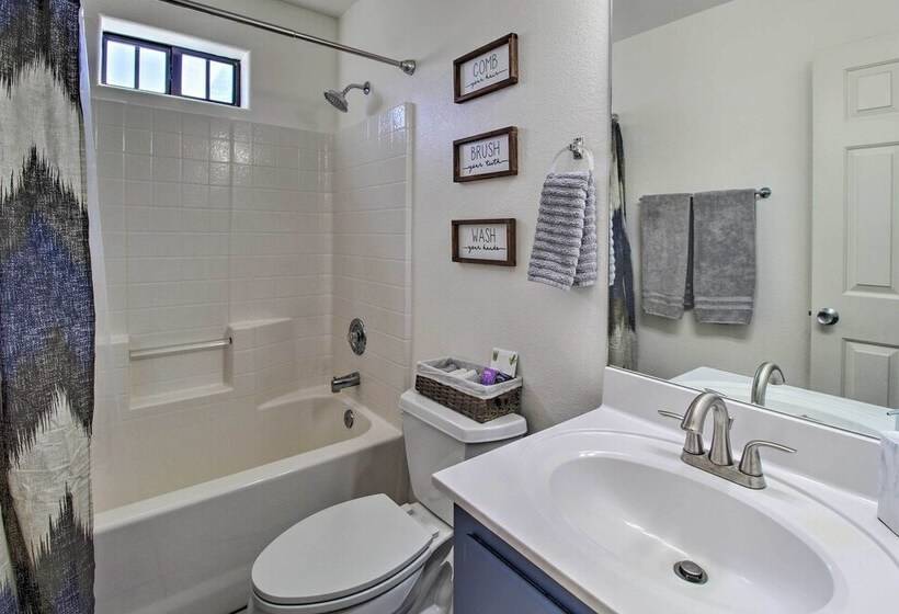 Modern Show Low Retreat W/ Deck & Mtn Views!