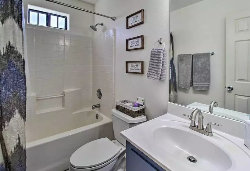 Modern Show Low Retreat W/ Deck & Mtn Views!