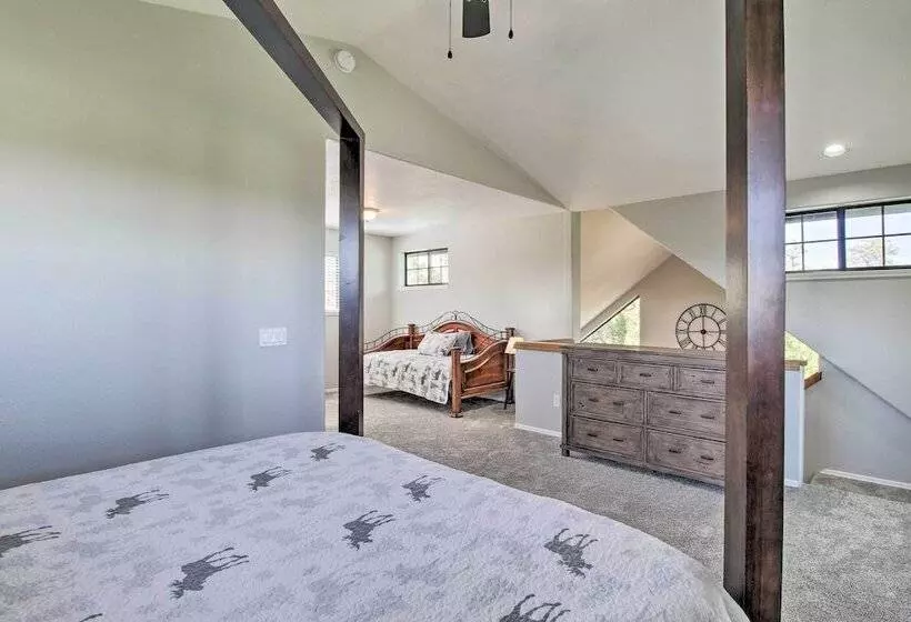 Modern Show Low Retreat W/ Deck & Mtn Views!