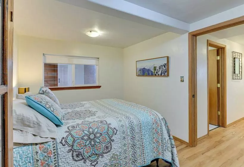 Mckinleyville Getaway W/ Hot Tub & Ocean Views!