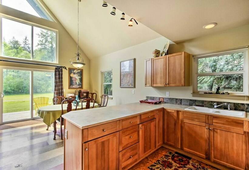 Peaceful Hoodsport Home: Lake Access & Forest View