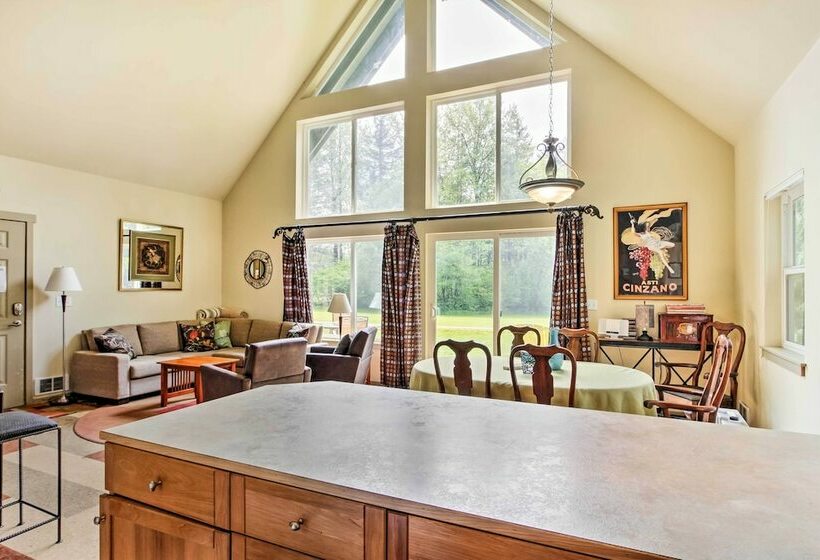 Peaceful Hoodsport Home: Lake Access & Forest View