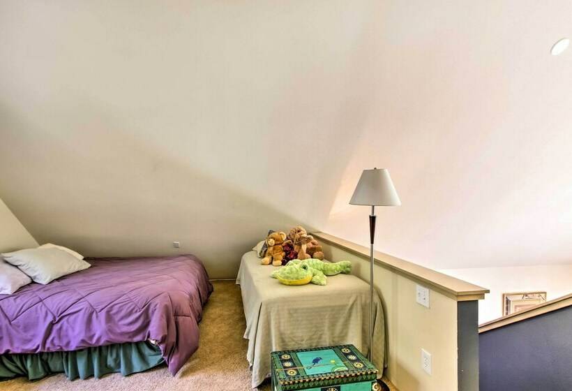 Peaceful Hoodsport Home: Lake Access & Forest View