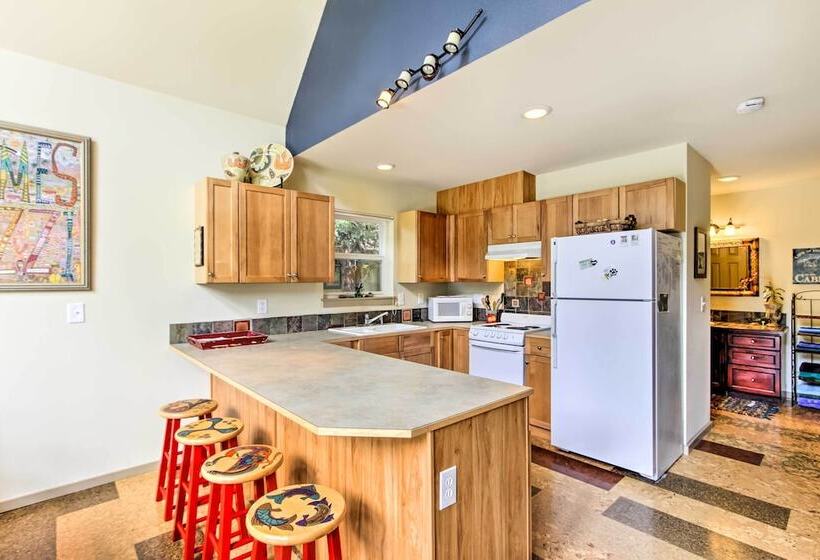 Peaceful Hoodsport Home: Lake Access & Forest View