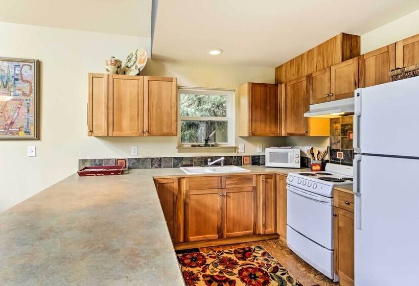 Peaceful Hoodsport Home: Lake Access & Forest View