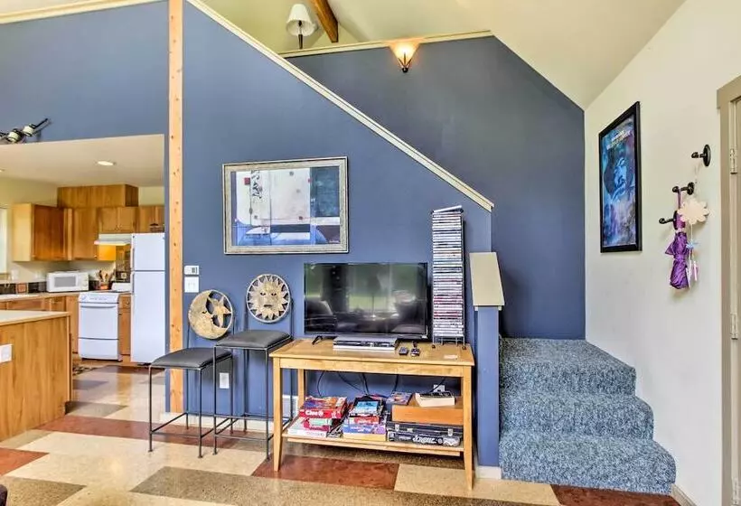Peaceful Hoodsport Home: Lake Access & Forest View