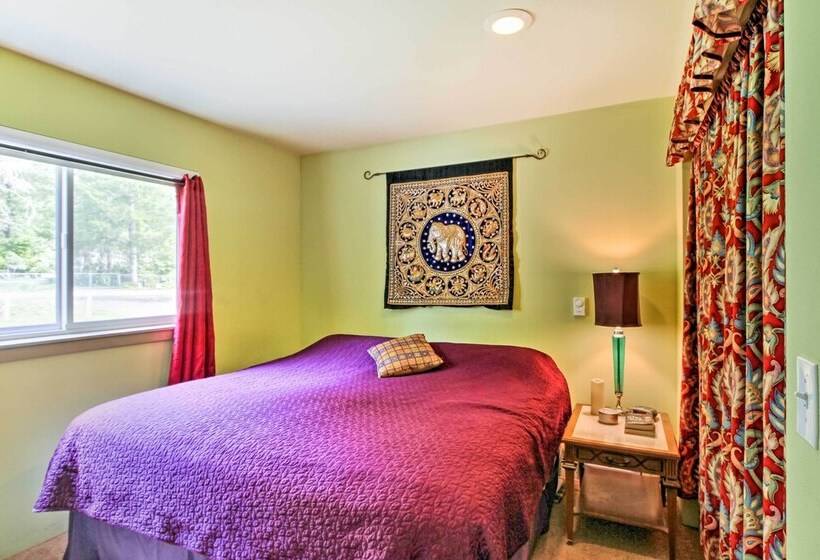 Peaceful Hoodsport Home: Lake Access & Forest View