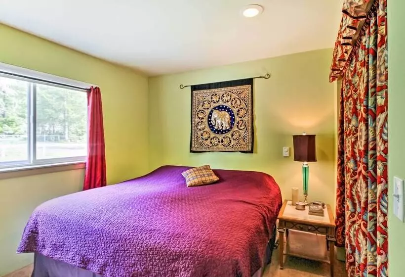 Peaceful Hoodsport Home: Lake Access & Forest View