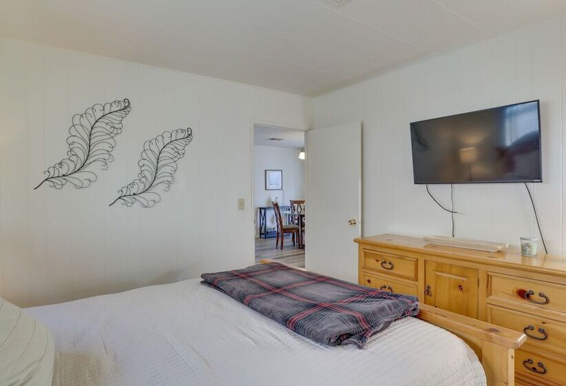 Riverfront Bullhead City House W/ Balcony!