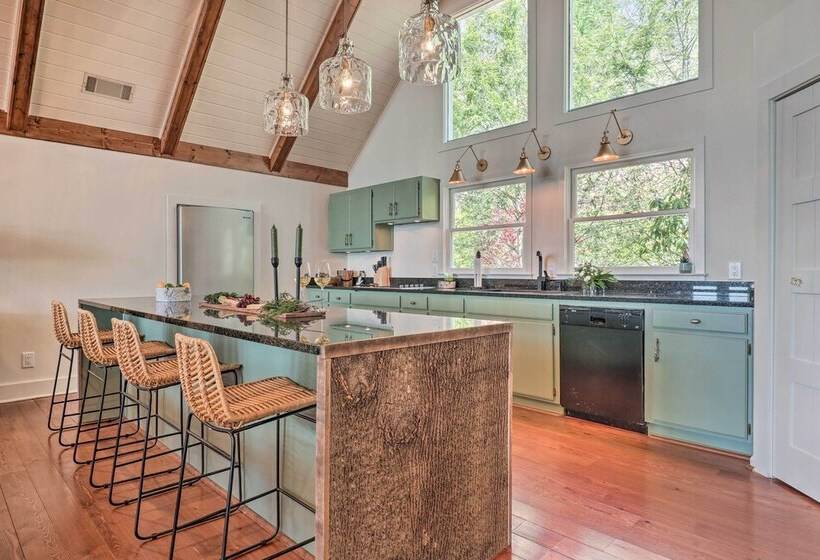 Stunning Highlands Escape W/ Fireplace & Game Room