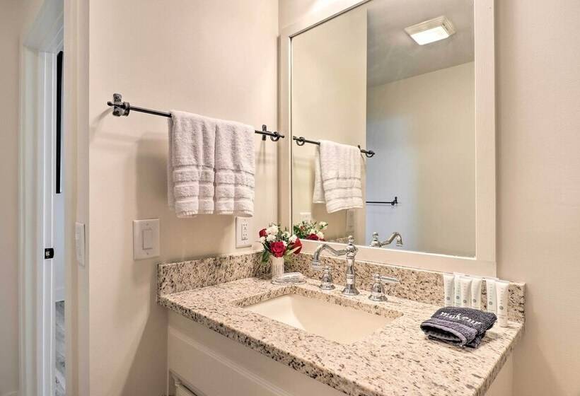 Stunning Highlands Escape W/ Fireplace & Game Room