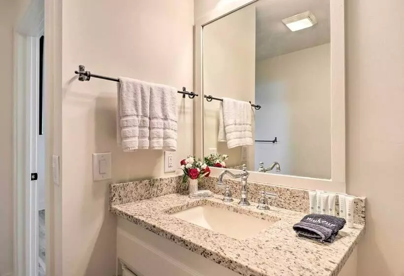 Stunning Highlands Escape W/ Fireplace & Game Room