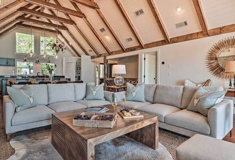 Stunning Highlands Escape W/ Fireplace & Game Room