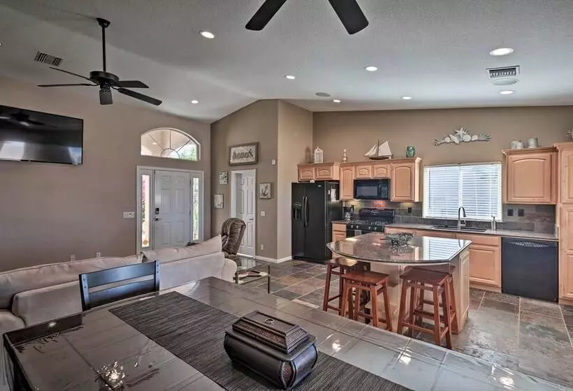 Sun Soaked Colorado River Haven   Walk To Beaches!