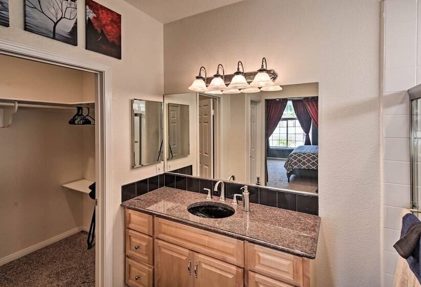 Sun Soaked Colorado River Haven   Walk To Beaches!