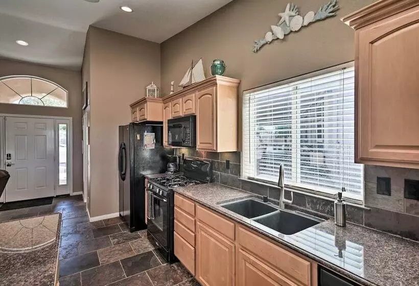 Sun Soaked Colorado River Haven   Walk To Beaches!