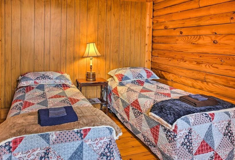 Underwood Home W/ 40 Acres: Fire Pit, Private Lake