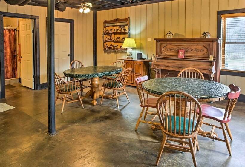 Underwood Home W/ 40 Acres: Fire Pit, Private Lake